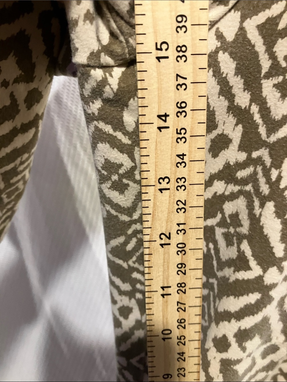 Women with Control Olive and Cream Geometric Cropped Pants - Picture 7 of 9